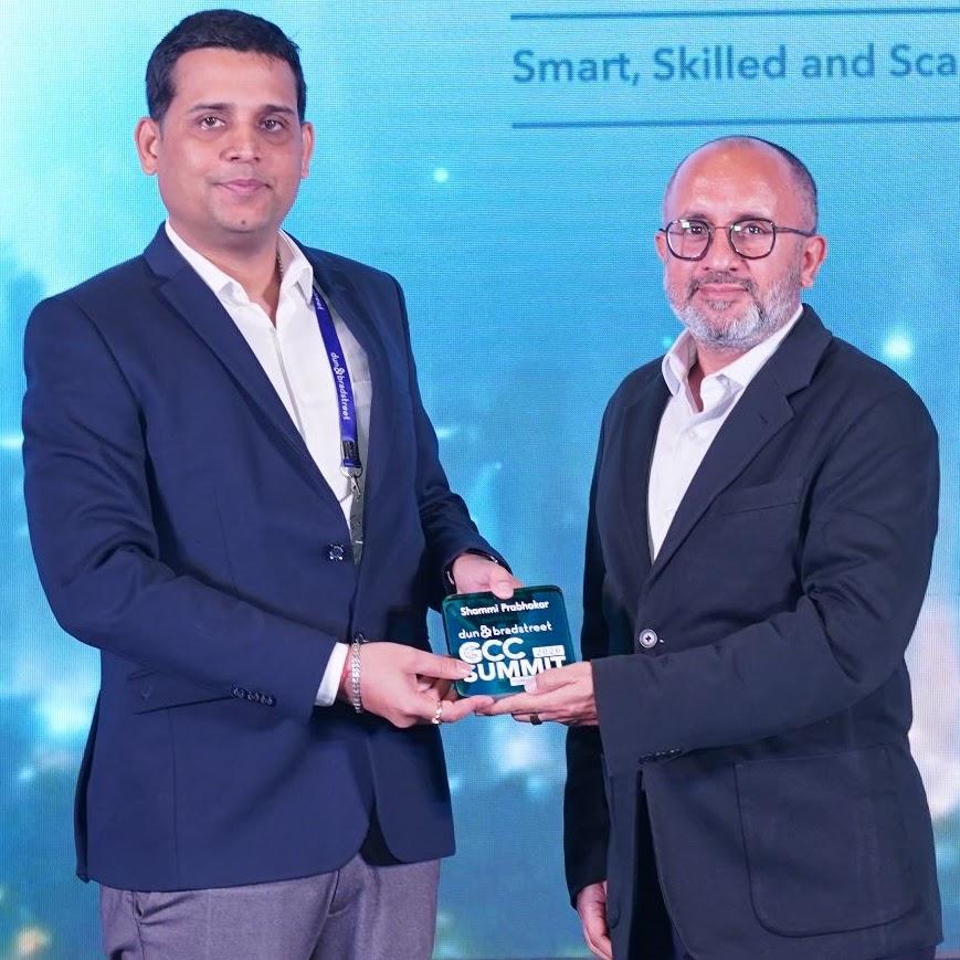 Shammi Prabhakar receiving a memento at the Dun and Bradstreet GCC Summit